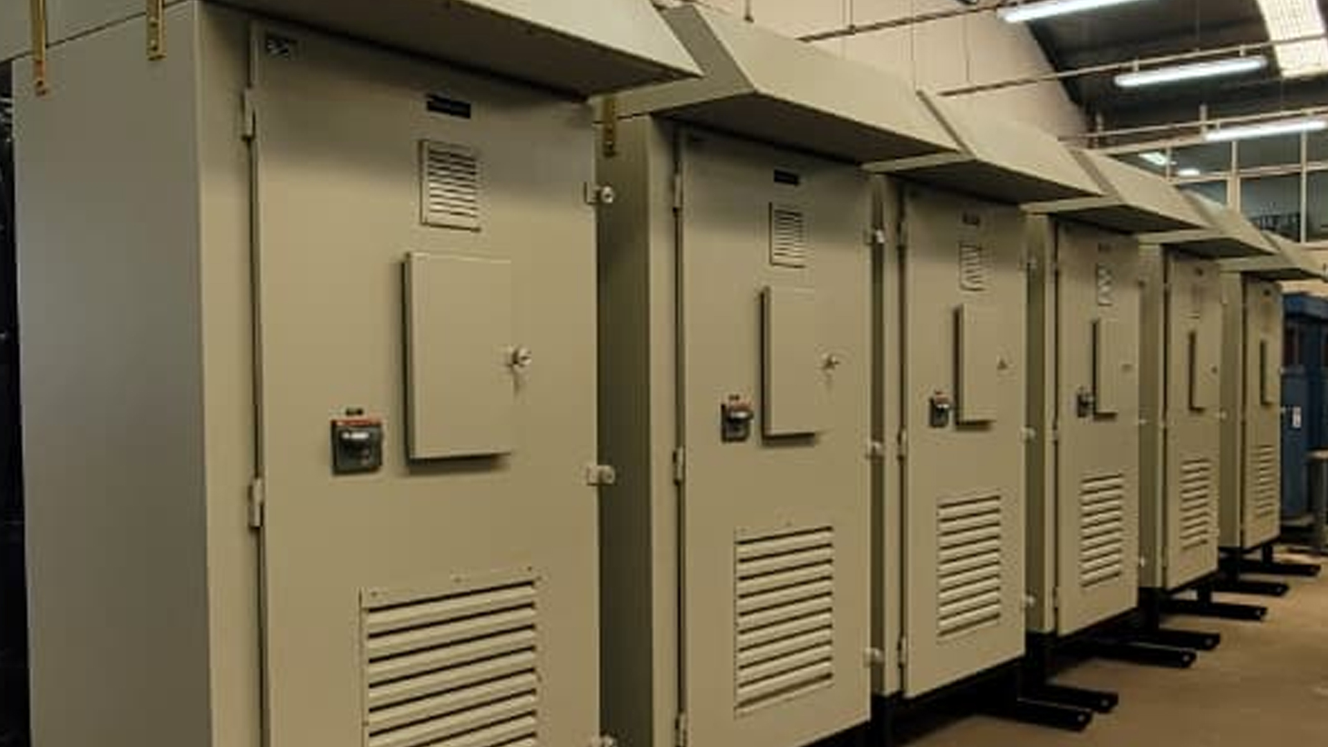Ventajas y Beneficios de los Tableros Eléctricos Tipo Petrolero con Trineo y Variador de Frecuencia de 250 kW
